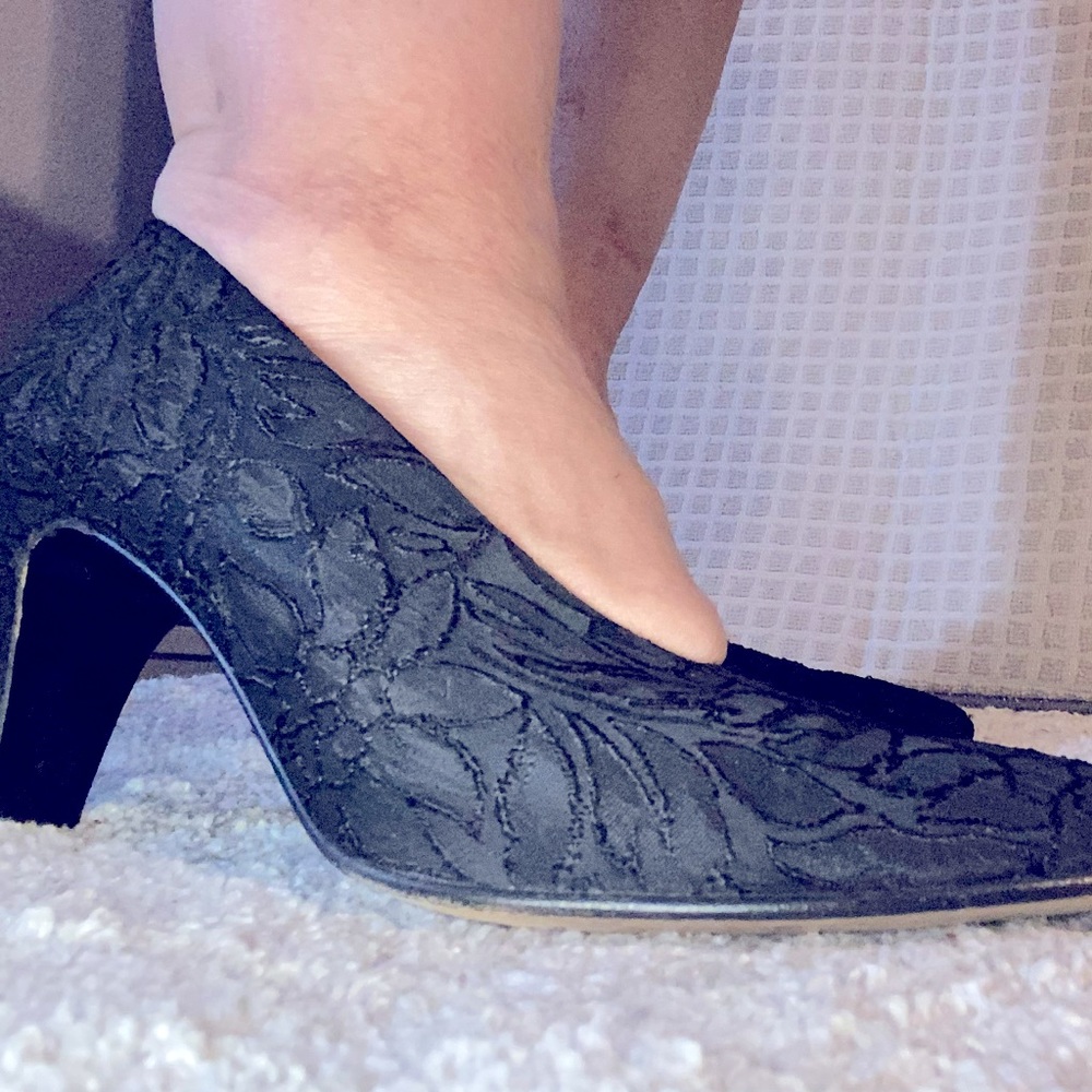 Vintage classic 50s look by Donald J. Pliner. Blk brocade pointed toe 3” heels